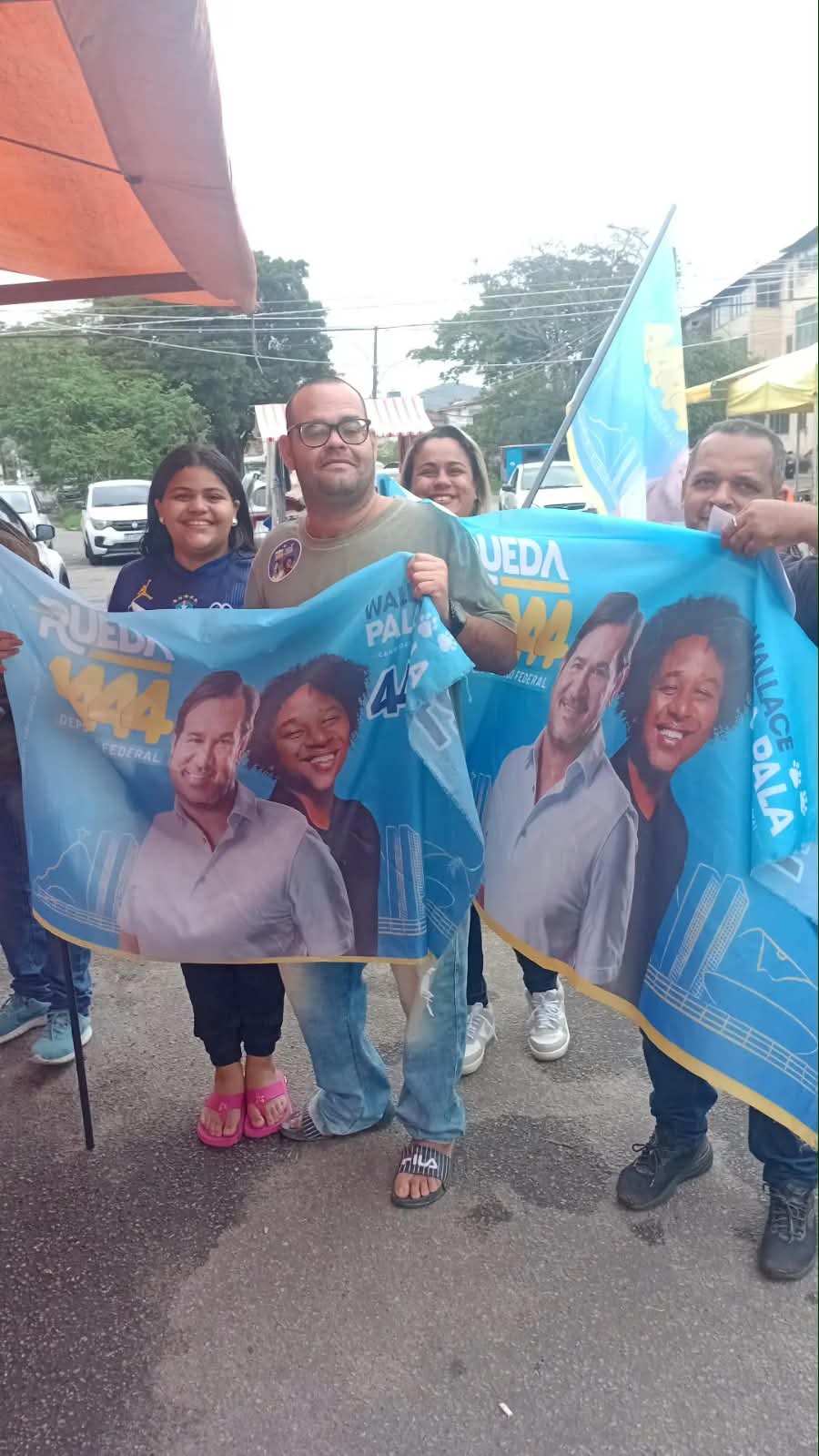Bandeiras Pala Pala na rua