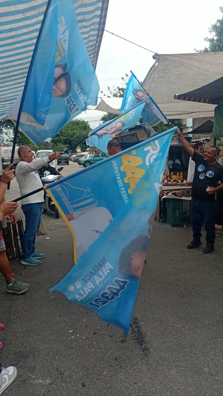 Apoiadores Pala Pala no mercado